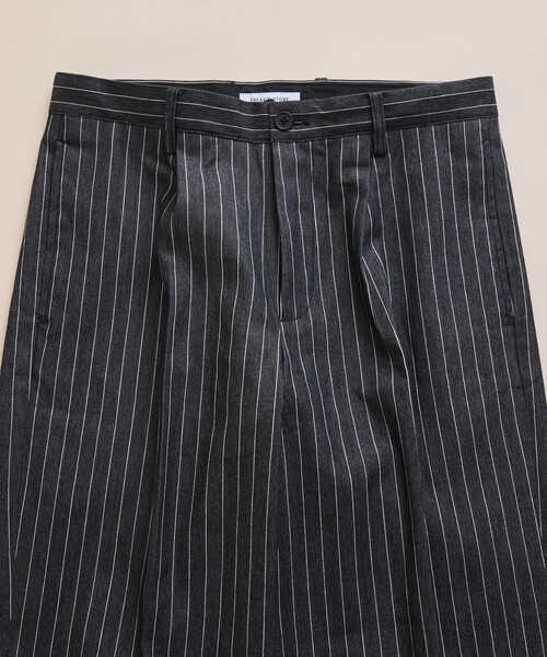 FREAK'S STORE(フリークスストア)の「ワイドストレートシルエット 1タック ストライプ スラックス(スラックス・メンズ・ネイビー/ブラック・LARGE/MEDIUM/SMALL)」の5枚目の写真