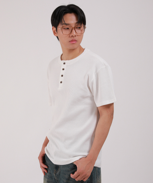 DEVELOVE（デヴローブ）の「ベーシックヘンリーネックワッフル半袖Tシャツ_アイボリー（Tシャツ/カットソー・メンズ・アイボリー・LARGE/MEDIUM/XX-LARGE/X-LARGE）」の3枚目の写真
