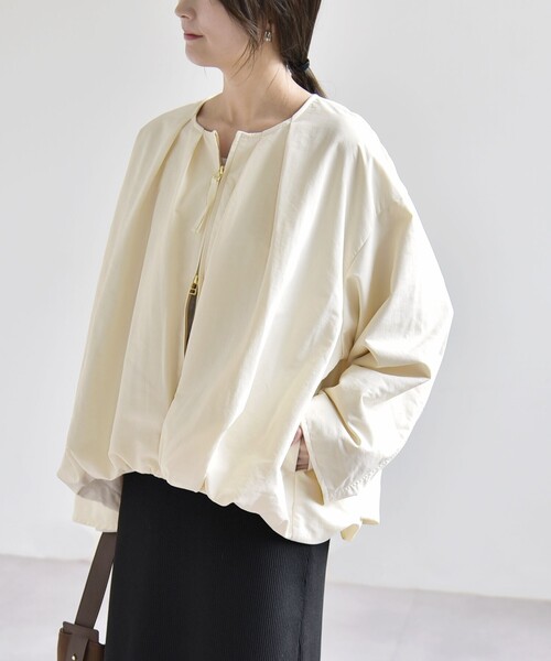 quaranciel(カランシエル)の「〈吸湿発熱/洗濯機可能〉GRANDWARM ノーカラー バルーン ギャザー ブルゾン(ブルゾン・レディース・ブラック/ブラウン/ナチュラル・ONE SIZE)」の3枚目の写真