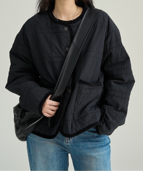 AMAJI(アマジ)の「クルーネック チェック柄 軽量 中綿ジャケット(その他アウター・レディース・カーキ/ホワイト/ブラック・MEDIUM/X-LARGE/LARGE)」の1枚目の写真