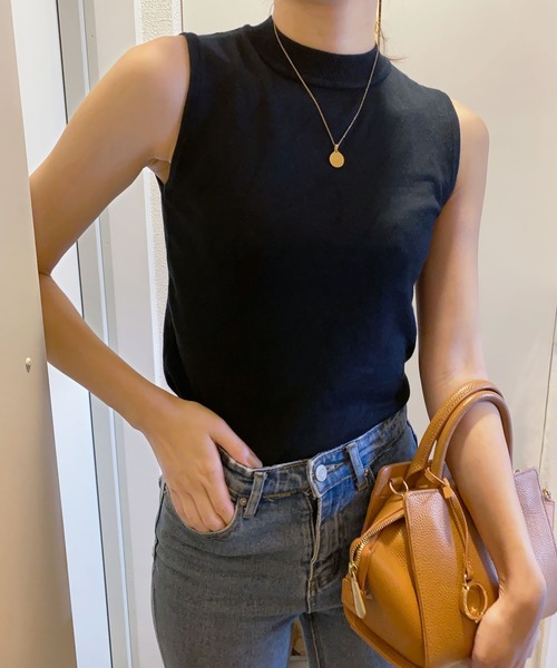 KOBE LETTUCE（コウベレタス）の「ノースリーブハイネックサマーニットトップス（ニット/セーター・レディース・ホワイト×ネイビー/ベージュ/ラベンダー/ピンク/ホワイト×ブラック/ブラック/サックスブルー/オフホワイト/ブルー/イエロー/ブラウン/ボルドー/カーキ/レッド/グリーン/ネイビー/グレー系・FREE/S/M）」の5枚目の写真