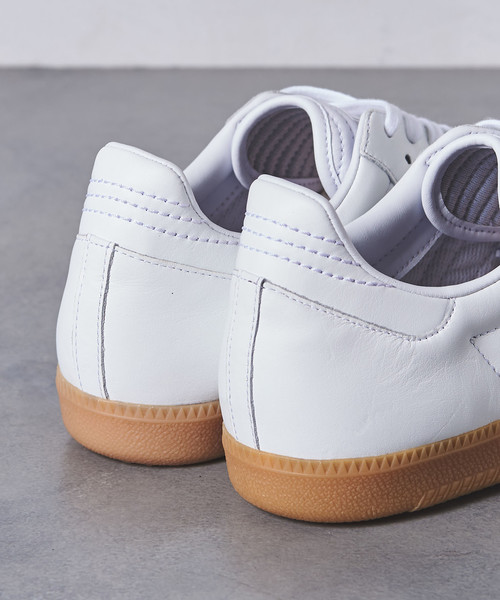 adidas Originals（アディダスオリジナルス）の「【別注】＜adidas(アディダス)＞ SAMBA MENS †（スニーカー・メンズ・ホワイト・25㎝/25.5cm/26cm/26.5cm/27cm/27.5cm/28cm/28.5cm/29cm/30cm）」の2枚目の写真