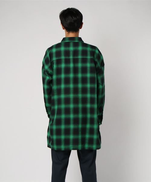 AZIONE（アジオネ）の「AZIONE/アジオネ/オンブレービッグシャツ（シャツ/ブラウス・メンズ・グレー/レッド/ブルー/グリーン・FREE）」の6枚目の写真