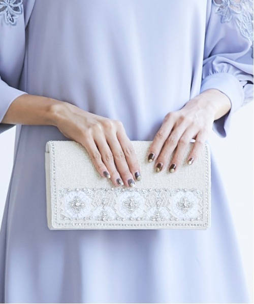 12Twelve Agenda(トゥエルブ アジェンダ)の「フラワーモチーフビーズ刺繍クラッチバッグ(クラッチバッグ・レディース・ブラック/シルバー/アイボリー/オフホワイト・FREE)」の2枚目の写真