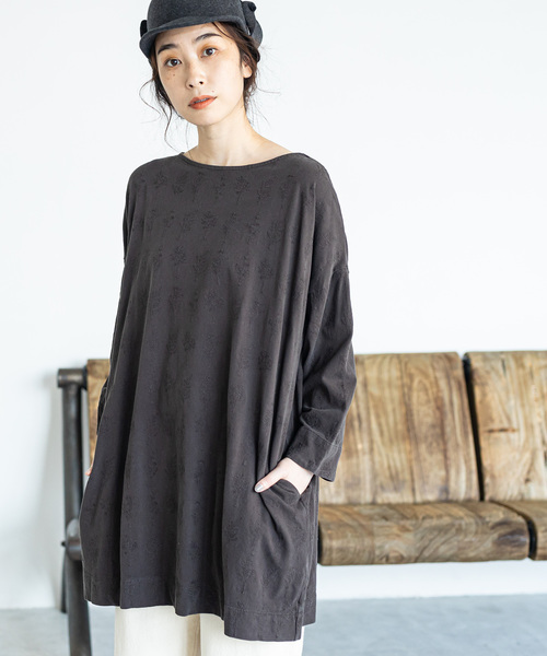 PUAL CE CIN(ピュアルセシン)の「ボタニカル刺繍チュニック(Tシャツ/カットソー・レディース・ブラック/ベージュ/アイボリー/キャメル・FREE)」の3枚目の写真