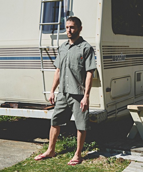 UNIVERSAL OVERALL(ユニバーサルオーバーオール)の「UNIVERSAL OVERALL × JACK & MARIE LINEN MIX OPEN COLOR SHIRT (2Colors)(ユニバーサルオーバーオール ジャックアンドマリー リネン ミックス オープンカラーシャツ)(Unisex)(シャツ/ブラウス・メンズ・サンドベージュ/オリーブドラブ・XS/S/M/L)」の19枚目の写真