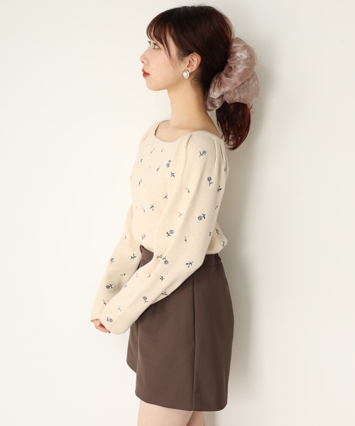 one after another NICE CLAUP（ワンアフターアナザーナイスクラップ）の「フラワー刺繍ニット（ニット/セーター・レディース・ブラック/グレー/アイボリー・FREE）」の7枚目の写真