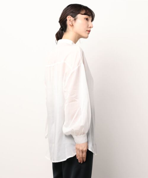 INNOCENT BLUE（イノセントブルー）の「【innocent blue/イノセントブルー】バンドカラーシアーシャツ　オーバーサイズ/ビッグシルエット　長袖（シャツ/ブラウス・レディース・オフホワイト/ライトベージュ・MEDIUM）」の3枚目の写真