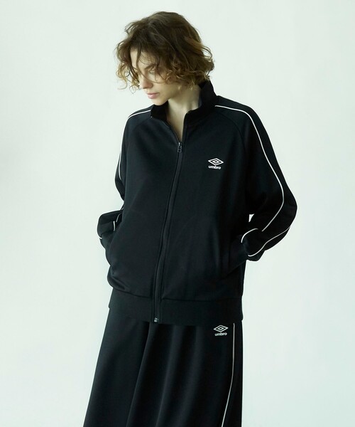 AG by aquagirl（エージーバイアクアガール）の「◆UMBRO配色ジャージ（ブルゾン・レディース・ブラック/ベージュ系8/ガンメタ・38）」の2枚目の写真