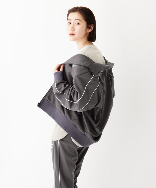 AG by aquagirl（エージーバイアクアガール）の「◆UMBRO配色ジャージ（ブルゾン・レディース・ブラック/ベージュ系8/ガンメタ・38）」の20枚目の写真