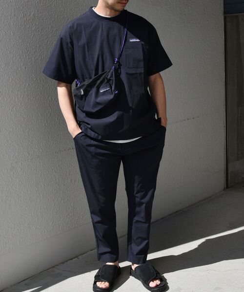 SHIPS any（シップス エニィ）の「THOUSAND MILE: :3ピース Tシャツ タックパンツ サコッシュ セットアップアイテム（その他小物・メンズ・ネイビー/ベージュ・LARGE/MEDIUM/SMALL）」の2枚目の写真