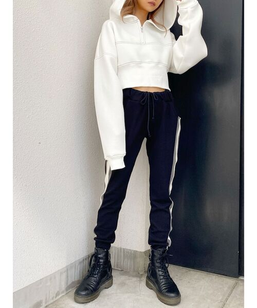 GYDA(ジェイダ)の「バックレースUPポンチショートパーカー(パーカー・レディース・ブラック/オフホワイト・FREE)」の17枚目の写真