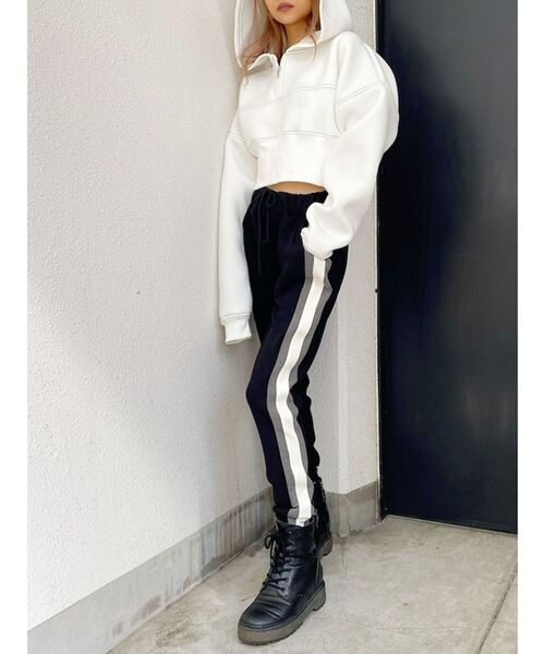 GYDA(ジェイダ)の「バックレースUPポンチショートパーカー(パーカー・レディース・ブラック/オフホワイト・FREE)」の5枚目の写真