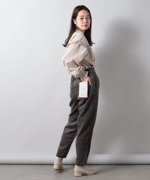 fredy couleur(フレディクルール)の「ストレッチコールテーパードパンツ(その他パンツ・レディース・ブルー系その他2/チャコールグレー/オフホワイト・38)」の13枚目の写真