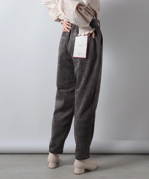 fredy couleur(フレディクルール)の「ストレッチコールテーパードパンツ(その他パンツ・レディース・ブルー系その他2/チャコールグレー/オフホワイト・38)」の11枚目の写真