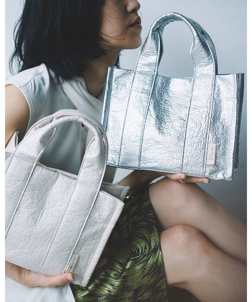 Donnaruma(ドンナルンマ)の「「etul / エツル」ピニャテックス スクエアトートバッグ(トートバッグ・レディース・ホワイト/カーキ/シルバー・FREE)」の3枚目の写真