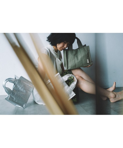 Donnaruma(ドンナルンマ)の「「etul / エツル」ピニャテックス スクエアトートバッグ(トートバッグ・レディース・ホワイト/カーキ/シルバー・FREE)」の4枚目の写真