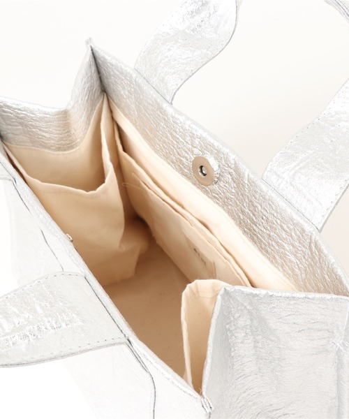 Donnaruma(ドンナルンマ)の「「etul / エツル」ピニャテックス スクエアトートバッグ(トートバッグ・レディース・ホワイト/カーキ/シルバー・FREE)」の12枚目の写真