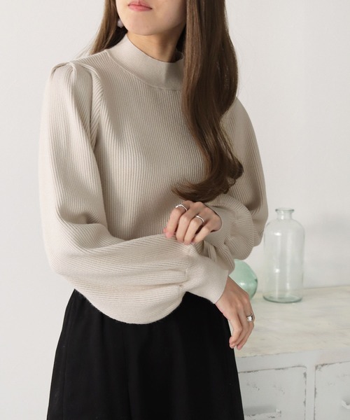 cheriella(シェリエラ)の「【cheriella】洗えるもちもちショルダータックリブニット(ニット/セーター・レディース・ブラック/ベージュ/パープル/グリーン/アイボリー・M)」の2枚目の写真