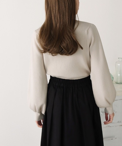 cheriella(シェリエラ)の「【cheriella】洗えるもちもちショルダータックリブニット(ニット/セーター・レディース・ブラック/ベージュ/パープル/グリーン/アイボリー・M)」の8枚目の写真