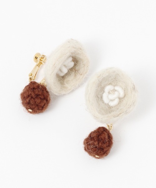 studio CLIP(スタディオクリップ)の「フェルトバイカラーサークルイヤリング(イヤリング・レディース・カーキ/アイボリー/キャメル・FREE)」の2枚目の写真