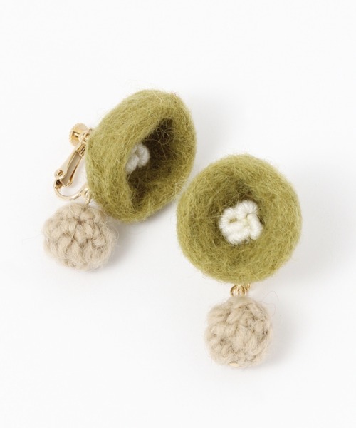 studio CLIP(スタディオクリップ)の「フェルトバイカラーサークルイヤリング(イヤリング・レディース・カーキ/アイボリー/キャメル・FREE)」の3枚目の写真