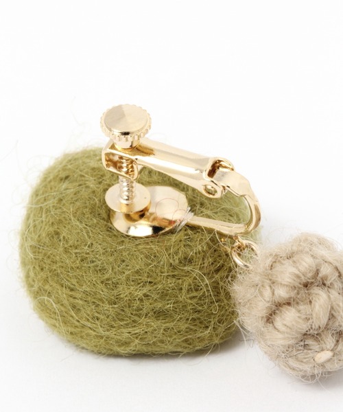 studio CLIP(スタディオクリップ)の「フェルトバイカラーサークルイヤリング(イヤリング・レディース・カーキ/アイボリー/キャメル・FREE)」の6枚目の写真