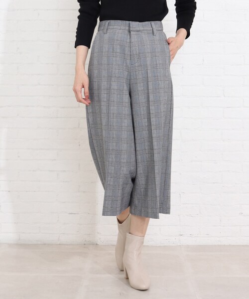 SHOO・LA・RUE（シューラルー）の「◆センタープレスクロップドパンツ（その他パンツ・レディース・ブラック/ベージュ/グレー系その他2・02/03/04）」の4枚目の写真