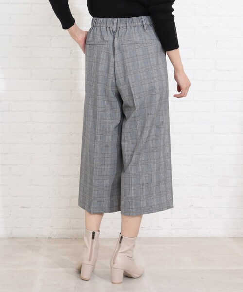 SHOO・LA・RUE（シューラルー）の「◆センタープレスクロップドパンツ（その他パンツ・レディース・ブラック/ベージュ/グレー系その他2・02/03/04）」の9枚目の写真