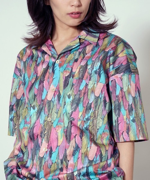 OVER THE TWELVE（オーバーザトゥウェルブ）の「OVER THE TWELVE/オーバーザトゥエルブ/OTT22-09 綿ストレッチ布帛インクジェット"Feather"プリントシャツ（シャツ/ブラウス・メンズ・エメラルド・LARGE/X-LARGE/MEDIUM）」の3枚目の写真