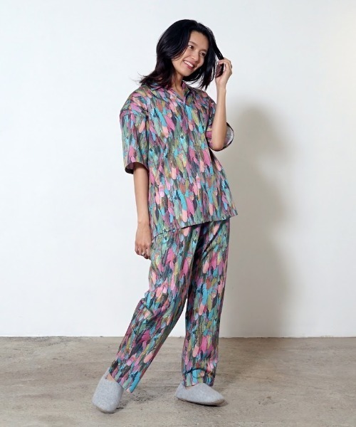 OVER THE TWELVE（オーバーザトゥウェルブ）の「OVER THE TWELVE/オーバーザトゥエルブ/OTT22-09 綿ストレッチ布帛インクジェット"Feather"プリントシャツ（シャツ/ブラウス・メンズ・エメラルド・LARGE/X-LARGE/MEDIUM）」の4枚目の写真