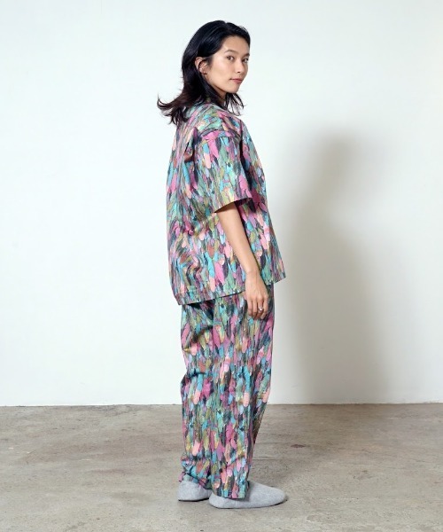 OVER THE TWELVE（オーバーザトゥウェルブ）の「OVER THE TWELVE/オーバーザトゥエルブ/OTT22-09 綿ストレッチ布帛インクジェット"Feather"プリントシャツ（シャツ/ブラウス・メンズ・エメラルド・LARGE/X-LARGE/MEDIUM）」の5枚目の写真