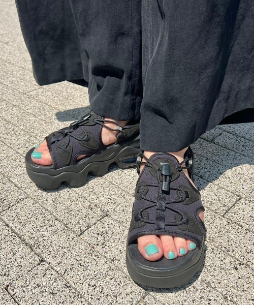 NIKE（ナイキ）の「【NIKE】WMNS AIRMAX KOKO SANDAL（スニーカー・レディース・ゴールド/ブラック・24cm/23cm/25cm）」の2枚目の写真