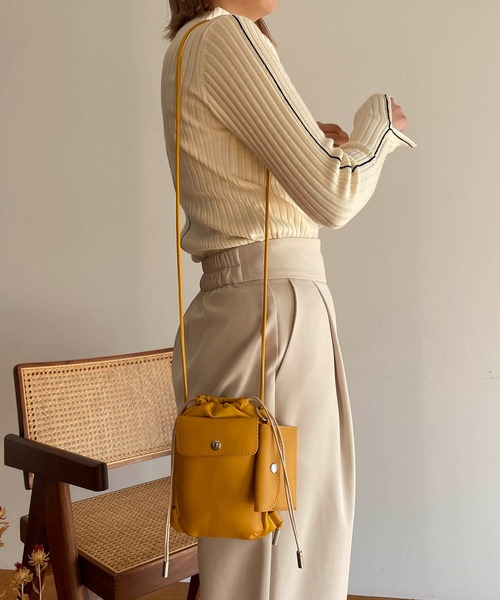 CAPRICIEUX LE'MAGE（カプリシューレマージュ）の「巾着スマホショルダーバッグ（ショルダーバッグ・レディース・ブラック/ベージュ/パープル/イエロー/アイボリー・FREE）」の5枚目の写真