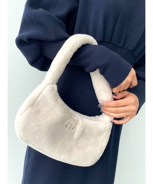 EMODA（エモダ）の「フェイクファーハンドルバッグ（ハンドバッグ・レディース・ホワイト/ブラック/ブルー・FREE）」の2枚目の写真