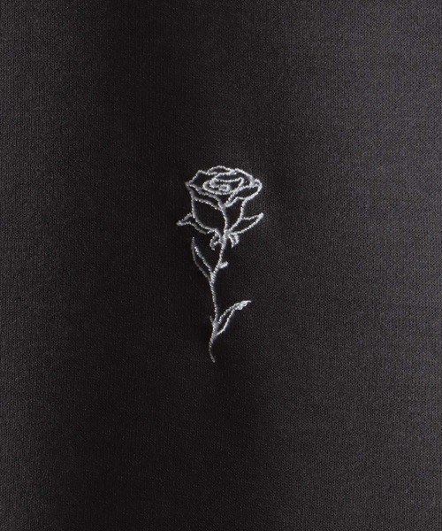 SITRY(シトリー)の「Big silhouette rose stitch half zip sweat shirt / ビッグシルエット バラ刺繍 ハーフジップ プルオーバー スウェットシャツ(スウェット・メンズ・ブラック/オフホワイト/チャコールグレー/ダークグリーン・M/L)」の5枚目の写真