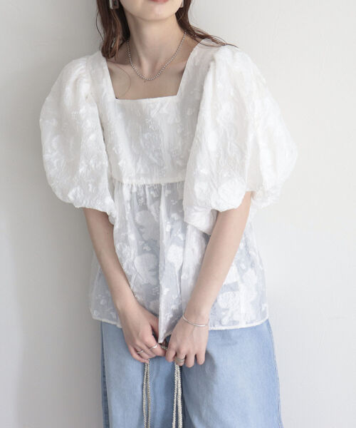 fredy emue(フレディエミュ)の「袖ボリュームジャガードブラウス(シャツ/ブラウス・レディース・オフホワイト/ブラック/サックスブルー・38)」の16枚目の写真