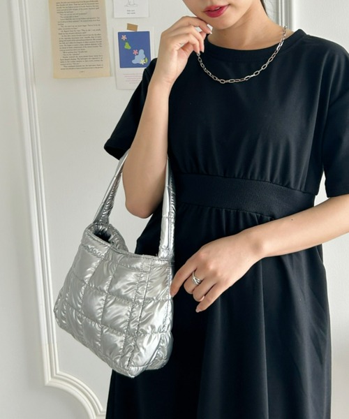 Loueme（ルエム）の「シャイニーキルティングスクエアバッグ（ハンドバッグ・レディース・ホワイト/ブラック/シルバー・FREE）」の11枚目の写真