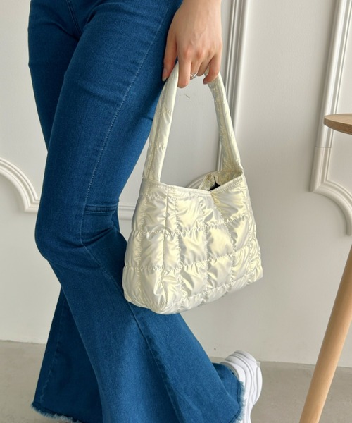 Loueme（ルエム）の「シャイニーキルティングスクエアバッグ（ハンドバッグ・レディース・ホワイト/ブラック/シルバー・FREE）」の6枚目の写真