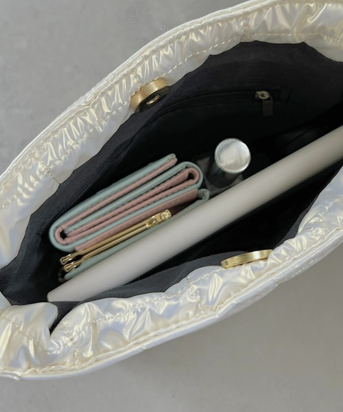 Loueme（ルエム）の「シャイニーキルティングスクエアバッグ（ハンドバッグ・レディース・ホワイト/ブラック/シルバー・FREE）」の20枚目の写真