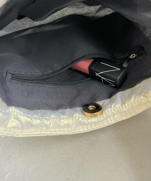 Loueme（ルエム）の「シャイニーキルティングスクエアバッグ（ハンドバッグ・レディース・ホワイト/ブラック/シルバー・FREE）」の21枚目の写真