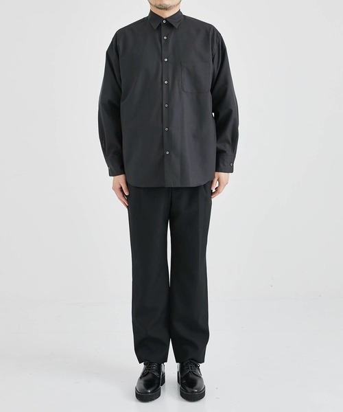 UJOH(ウジョー)の「【UJOH HOMME/ウジョーオム】Curve Front Tuck Pants(スラックス・メンズ・ブラック/ブラウン・1/2)」の3枚目の写真