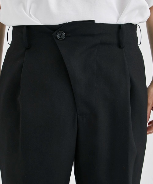UJOH(ウジョー)の「【UJOH HOMME/ウジョーオム】Curve Front Tuck Pants(スラックス・メンズ・ブラック/ブラウン・1/2)」の9枚目の写真