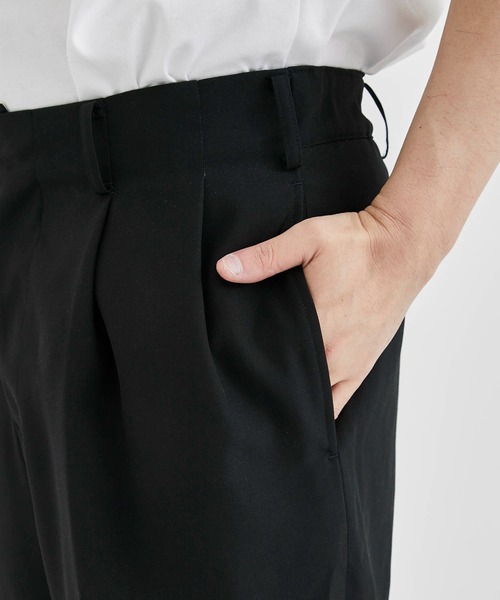 UJOH(ウジョー)の「【UJOH HOMME/ウジョーオム】Curve Front Tuck Pants(スラックス・メンズ・ブラック/ブラウン・1/2)」の10枚目の写真