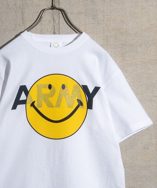 JOHN'S CLOSET(ジョンズクローゼット)の「【22】〔ARMY〕smileプリントTシャツ(Tシャツ/カットソー・メンズ・ヘザーグレー/ホワイト/オリーブ・MEDIUM/X-LARGE/LARGE)」の2枚目の写真