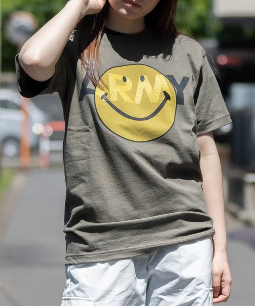 JOHN'S CLOSET(ジョンズクローゼット)の「【22】〔ARMY〕smileプリントTシャツ(Tシャツ/カットソー・メンズ・ヘザーグレー/ホワイト/オリーブ・MEDIUM/X-LARGE/LARGE)」の20枚目の写真