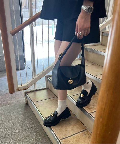 AMELY(エミリー)の「《mikuさん×Erikaさんコラボ》キルティングロファー(ローファー・レディース・ブラック/ホワイト/シルバー/ピンクベージュ・35/36/37/38/39/40)」の3枚目の写真