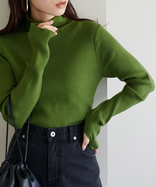 DISCOAT(ディスコート)の「【WEB限定】フィンガーホールリブタートルニット(ニット/セーター・レディース・アイボリー/ホワイト×ブラック/モカ/グリーン系その他/ブラック・MEDIUM)」の5枚目の写真