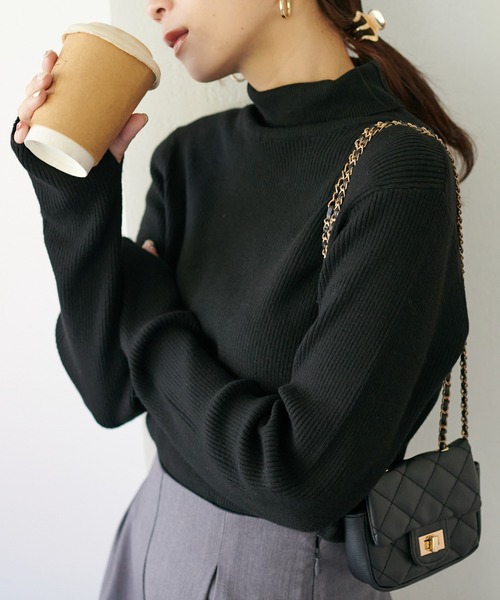 DISCOAT(ディスコート)の「【WEB限定】フィンガーホールリブタートルニット(ニット/セーター・レディース・アイボリー/ホワイト×ブラック/モカ/グリーン系その他/ブラック・MEDIUM)」の1枚目の写真