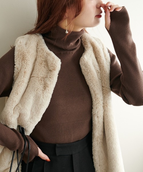 DISCOAT(ディスコート)の「【WEB限定】フィンガーホールリブタートルニット(ニット/セーター・レディース・アイボリー/ホワイト×ブラック/モカ/グリーン系その他/ブラック・MEDIUM)」の10枚目の写真